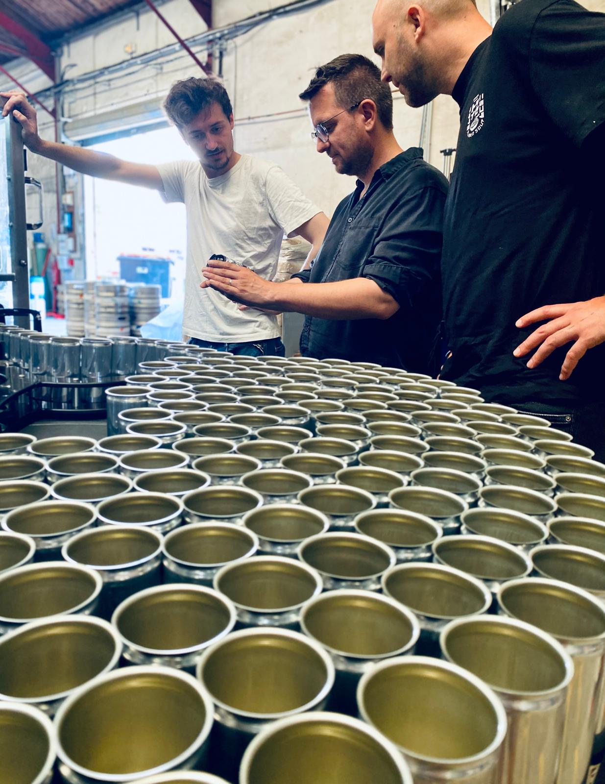 Les fondateurs lors de la production des canettes Imparfaite