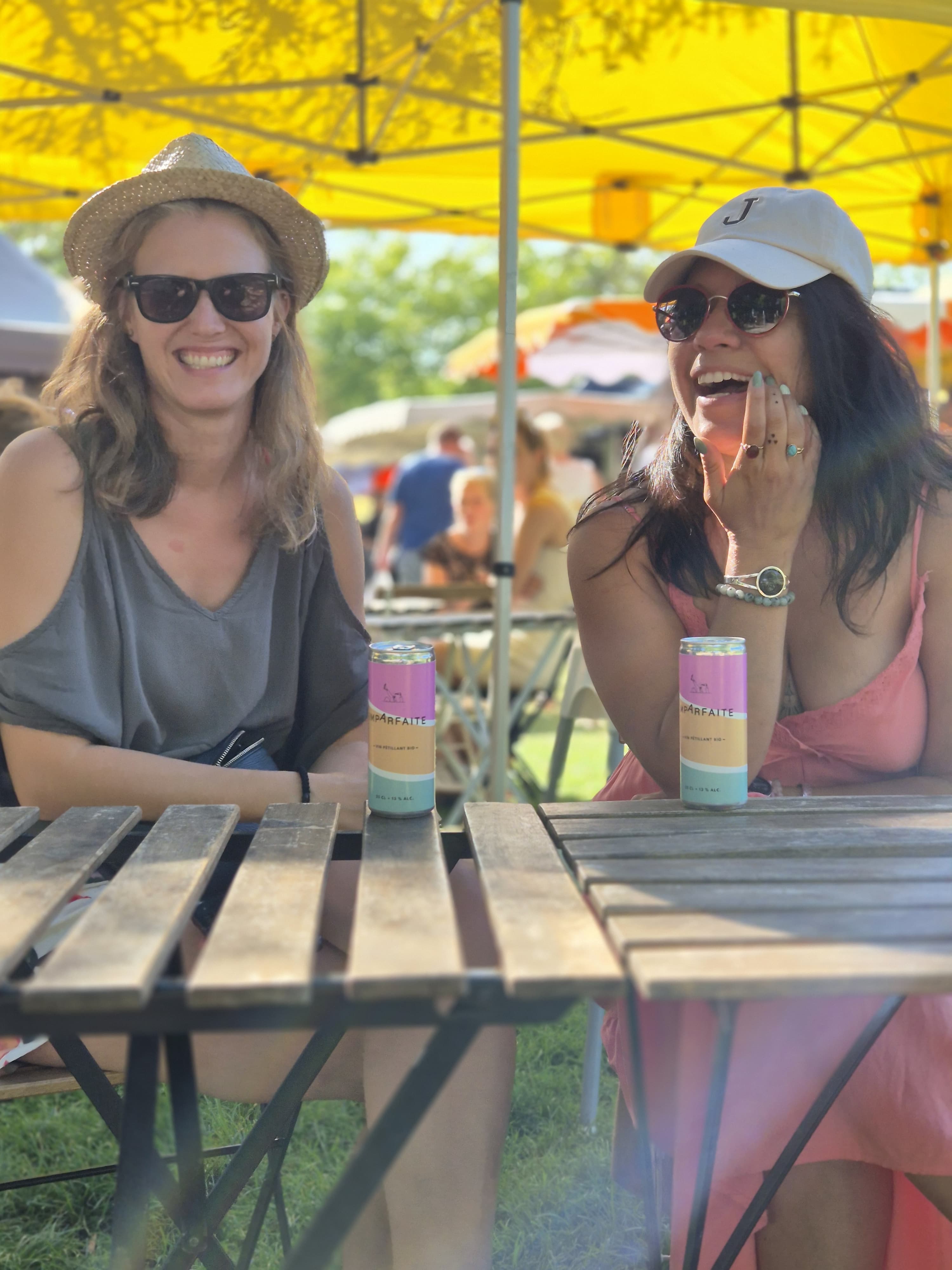Deux amies profitent d’un moment ensoleillé avec Imparfaite