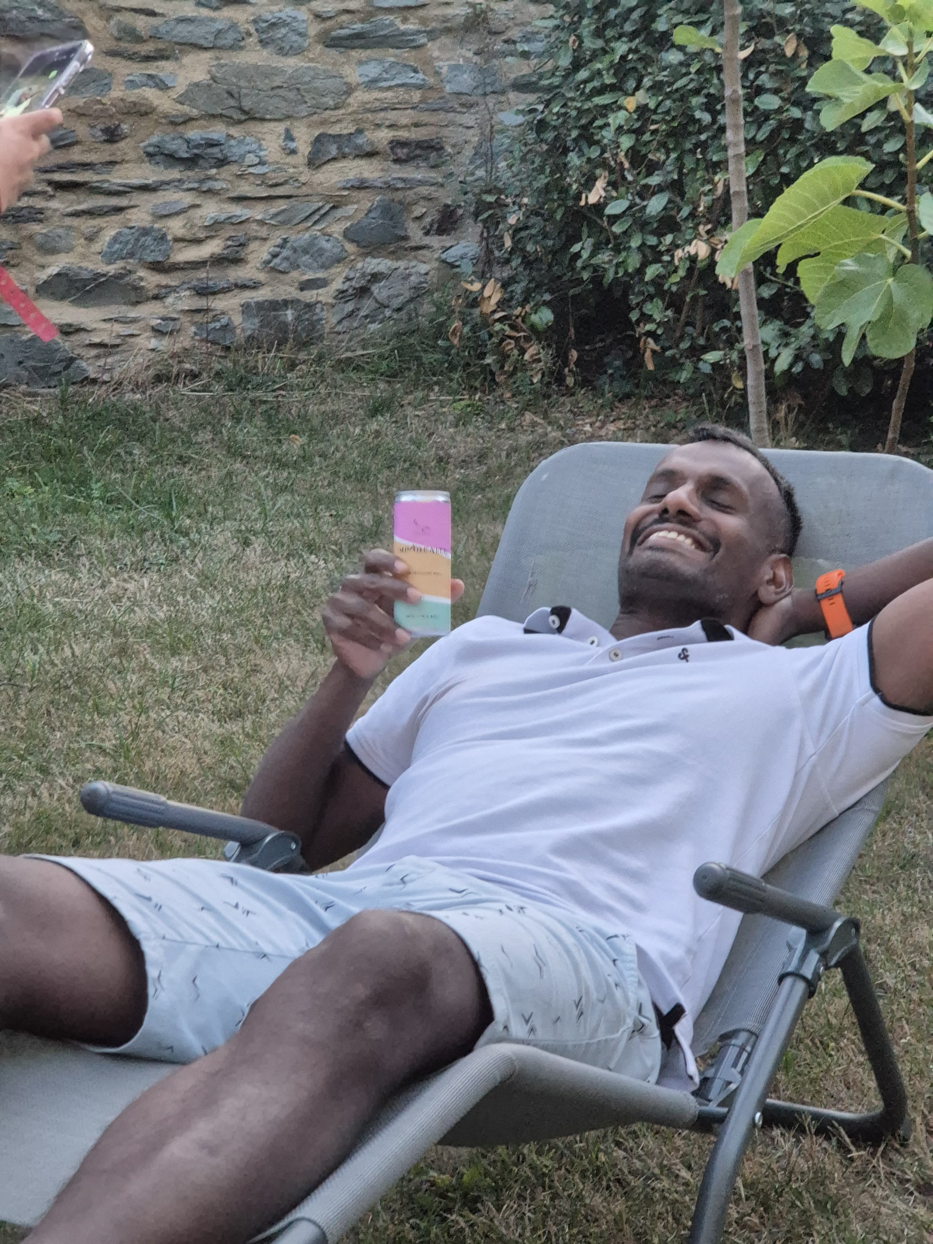 Moment de détente au jardin avec une canette Imparfaite