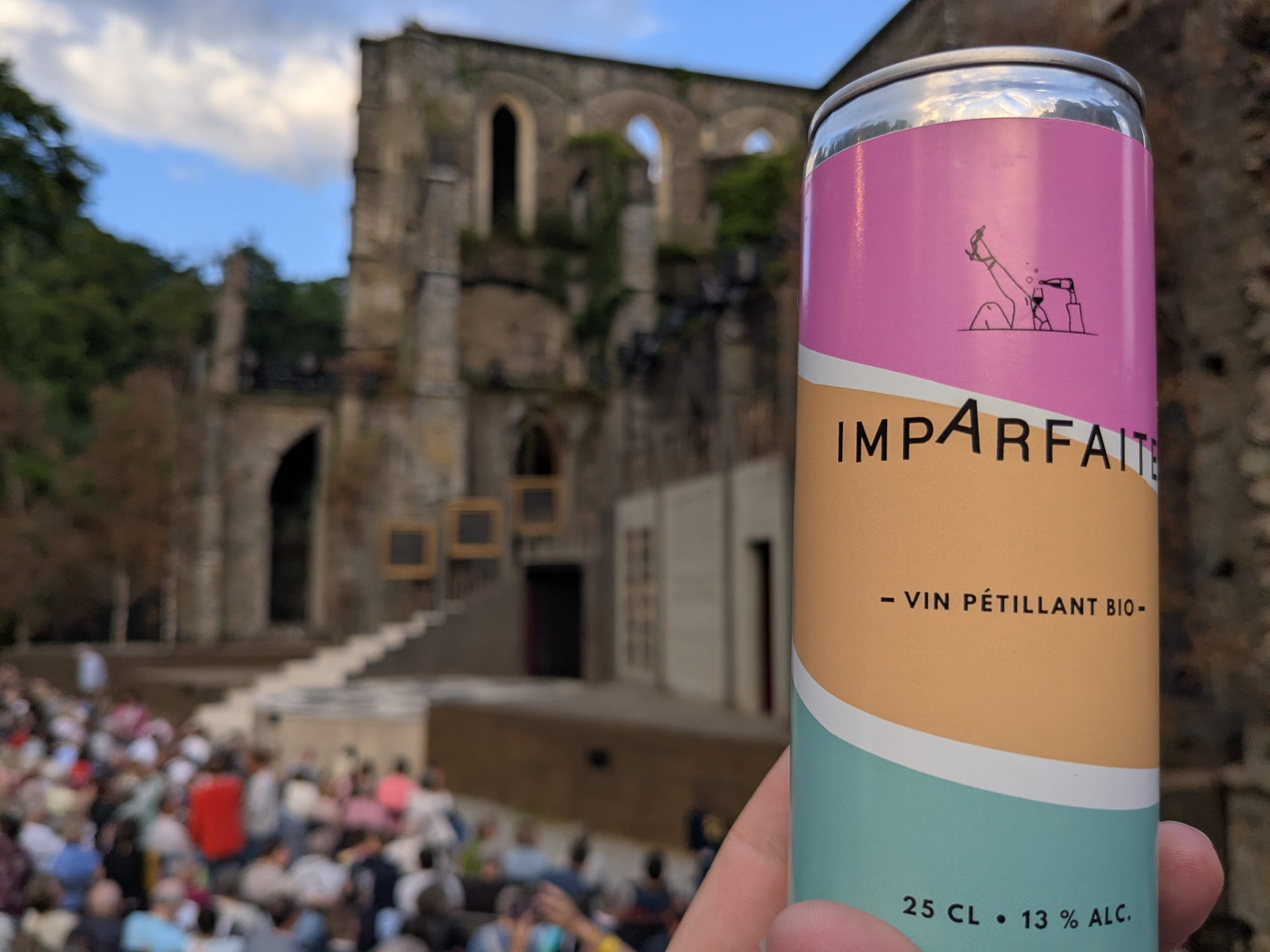 Canette Imparfaite devant un festival en plein air