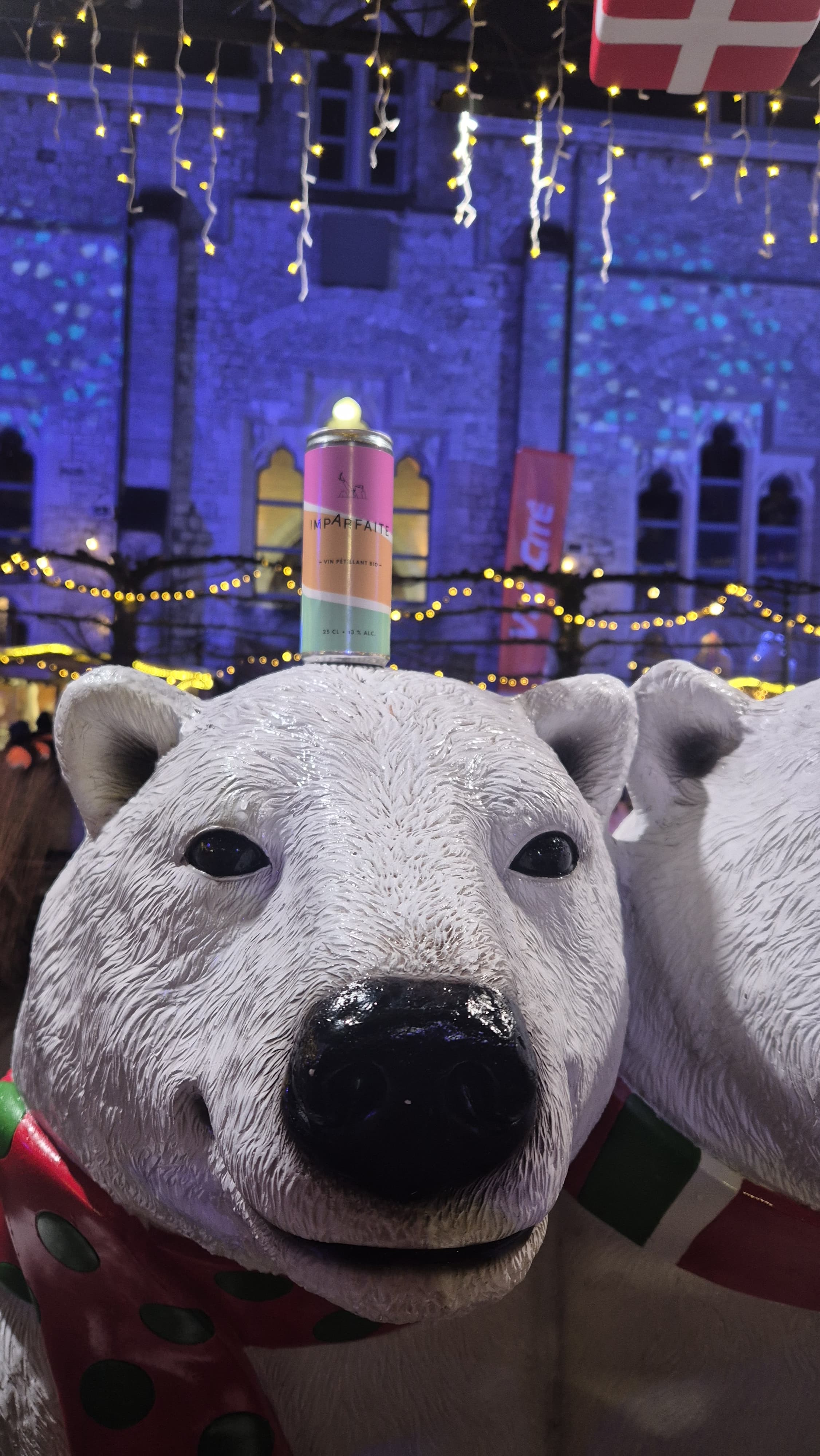 Canette Imparfaite posée avec humour sur un ours polaire décoratif