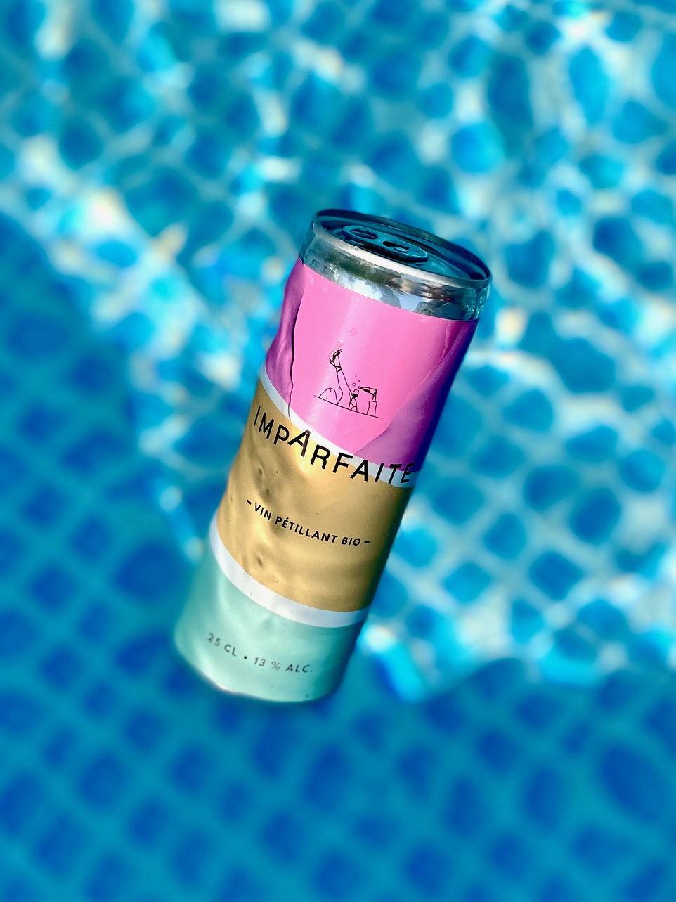 Canette Imparfaite flottant dans une piscine